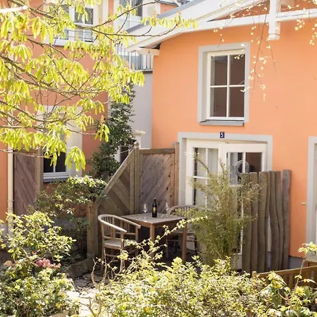 Kleines Glueck Auf Den Hoefen 5 *